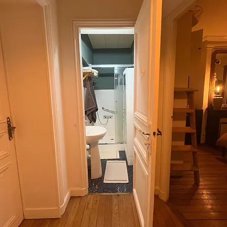 Authentic Parisian 12th Arrondissement Appartement Parijs