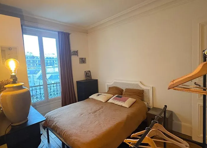 Authentic Parisian 12th Arrondissement Paříž